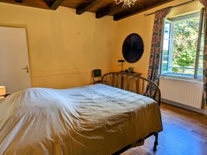 5 bedrooms, free WiFi, bed sheets