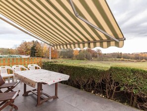 تناول الطعام بالخارج