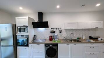 Een koelkast, een magnetron