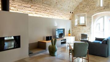 Televisie en een open haard