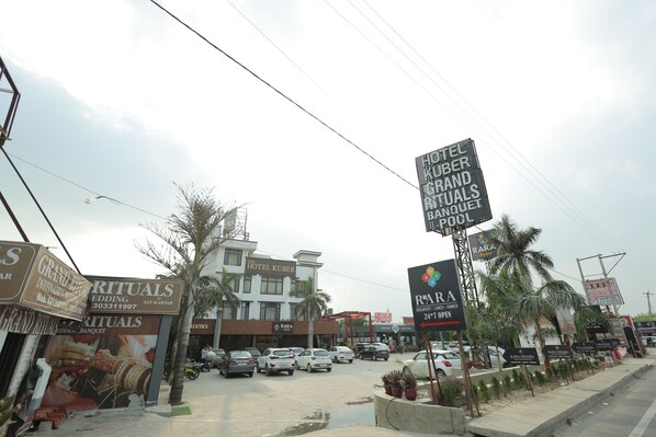 Front of property - Hotel Kuber (Sonepat)