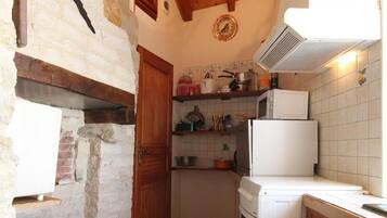 Een koelkast, een magnetron, een vaatwasser