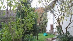 A pathway leading to a white building with a tiled roof. - Family cottage for 8, historic charm & modern comfort (Fresse)