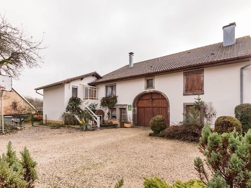 Family cottage for 8, historic charm & modern comfort