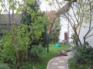 A pathway leading to a white building with a tiled roof. - Family cottage for 8, historic charm & modern comfort (Fresse)
