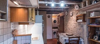 Family cottage for 8, historic charm & modern comfort