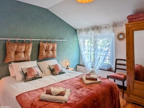 8 bedrooms, free WiFi, bed sheets