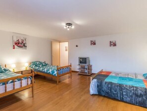 2 bedrooms, free WiFi, bed sheets