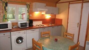 Een koelkast, een microgolfoven, een vaatwasser