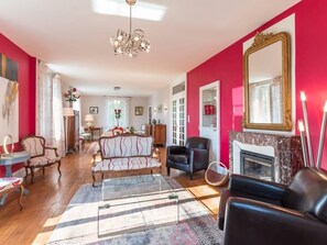 Televisión y chimenea 