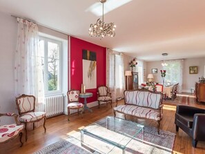 Televisión y chimenea 