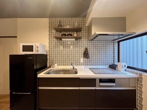 Réfrigérateur, micro-ondes, plaque de cuisson, cafetière/bouilloire