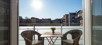 Lovely bright 3-bedroom with large balcony facing green courtyard