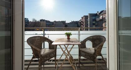 Lovely bright 3-bedroom with large balcony facing green courtyard