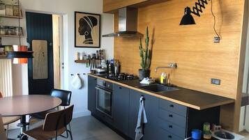 Køleskab, mikrobølgeovn, ovn, kogeplade