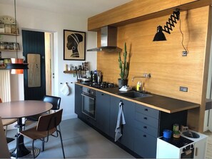 Kjøleskap, mikrobølgeovn, ovn og kokeplater