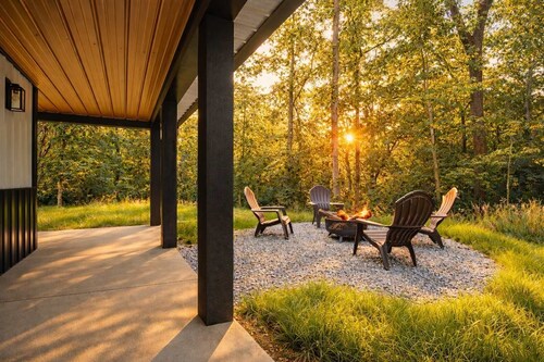 Modern cabin very close to scenic riverfront walks