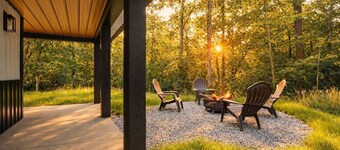 Modern cabin very close to scenic riverfront walks