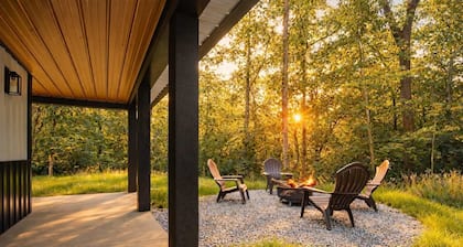 Modern cabin very close to scenic riverfront walks