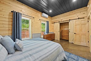 1 bedroom, desk, iron/ironing board, WiFi