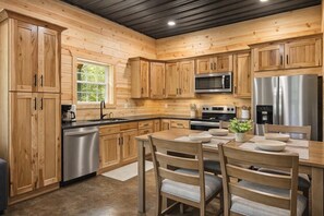 Fridge, microwave, oven, stovetop - Modern cabin very close to scenic riverfront walks (Hanover)