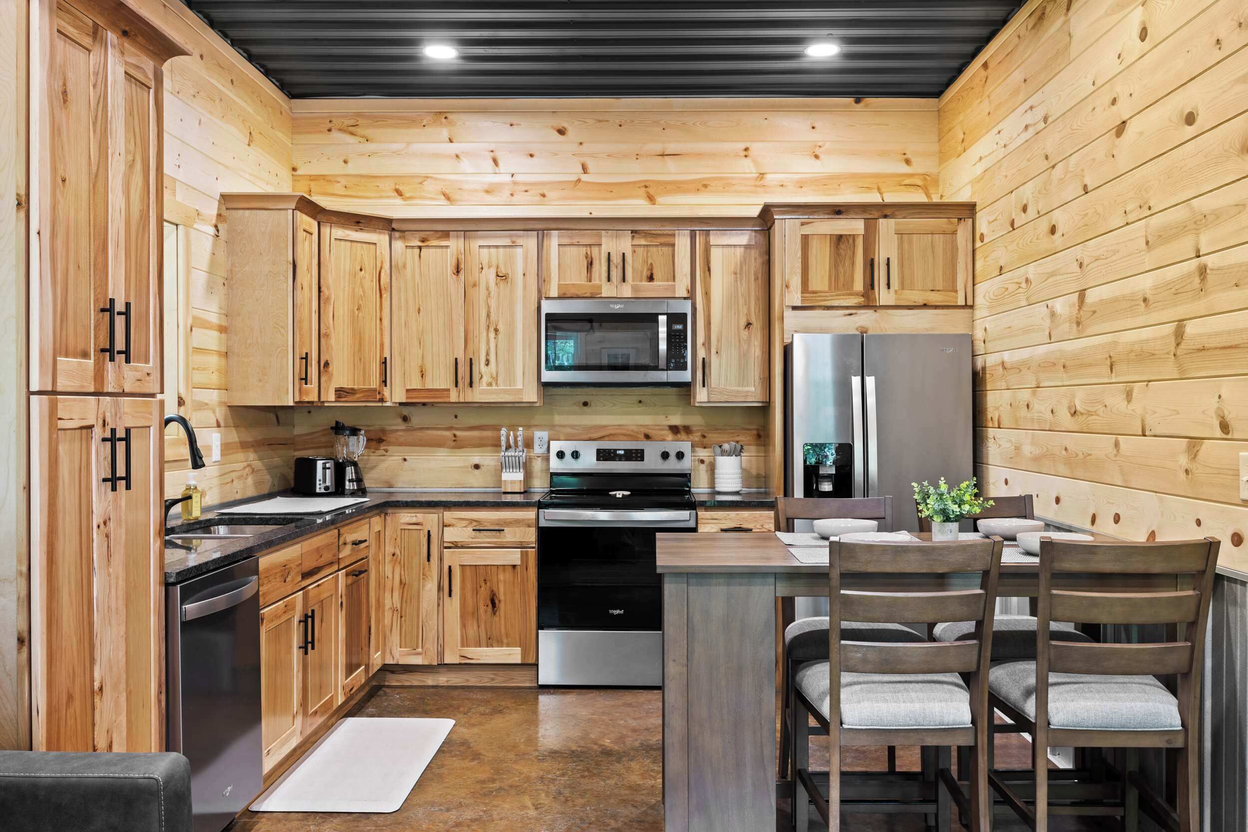 冷蔵庫、電子レンジ、オーブン、コンロ