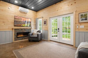 Interior - Modern cabin very close to scenic riverfront walks (Hanover)