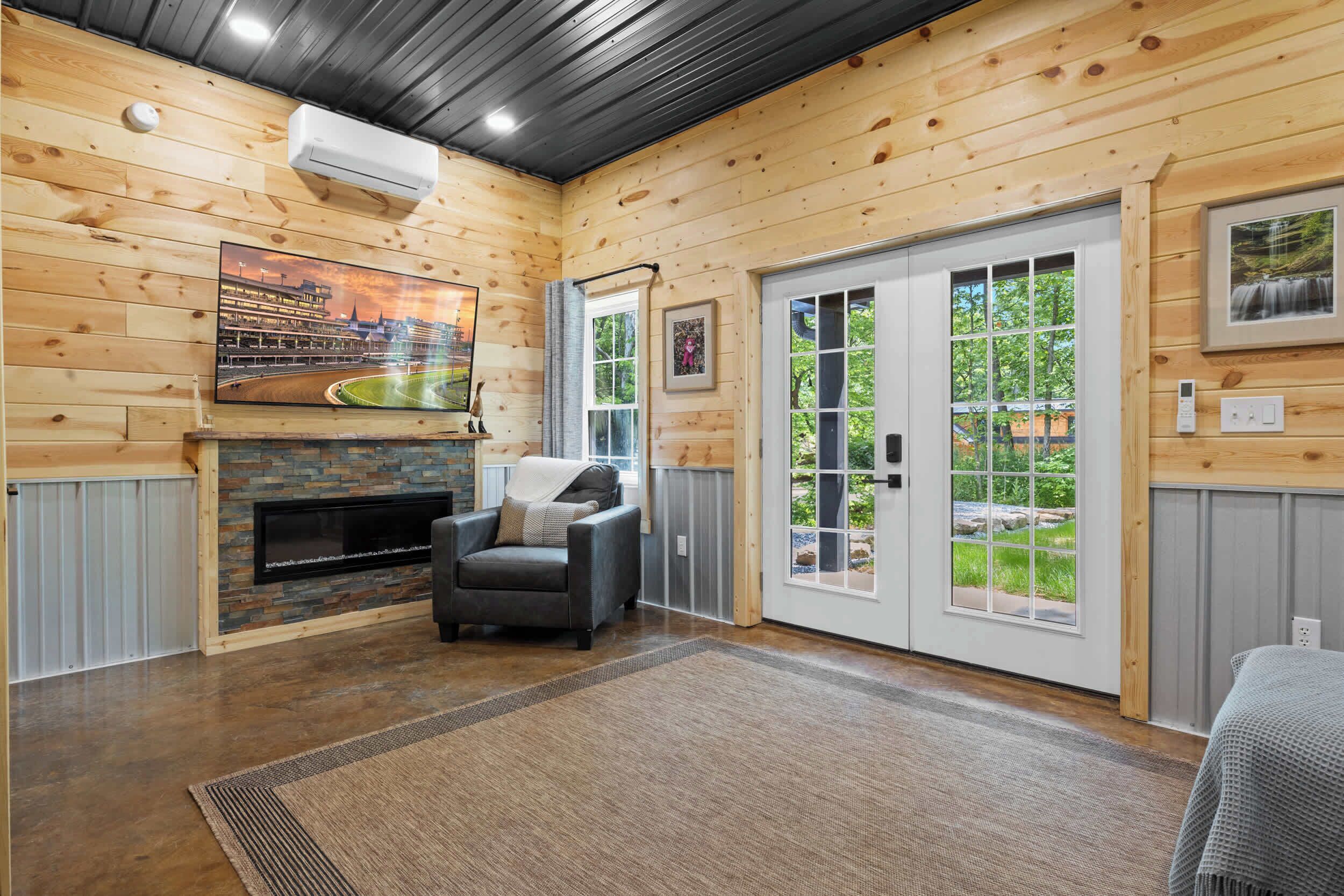 Televisio, takka, työhuone