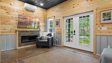 Televisio, takka, työhuone