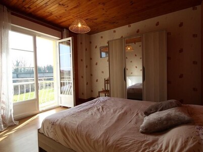 Secluded Fisherman's Cottage with large capacity near the Saône