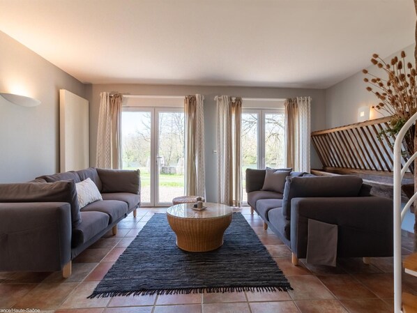 Televisión y chimenea 