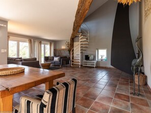 Televisión y chimenea 