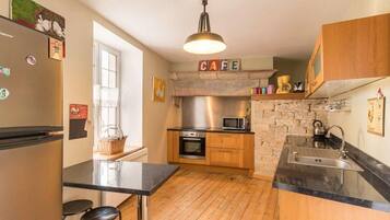 Een koelkast, een microgolfoven, een vaatwasser