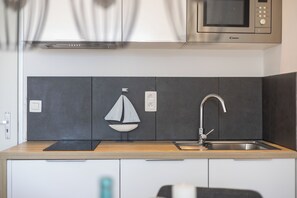 Køleskab, mikrobølgeovn, kogeplade, kaffe-/temaskine