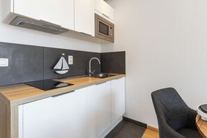 Refrigerador, microondas, parrilla de estufa y cafetera y tetera