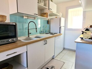 Een koelkast, een microgolfoven, een kookplaat, een vaatwasser