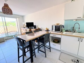 Réfrigérateur, micro-ondes, plaque de cuisson, lave-vaisselle