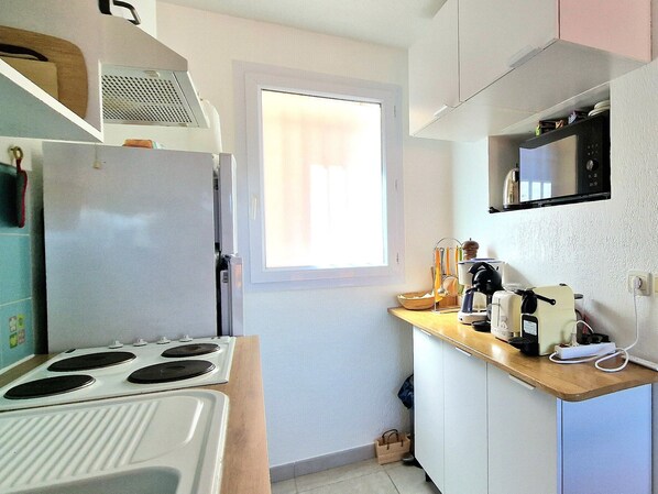 Kylskåp, mikrovågsugn, spishäll och diskmaskin