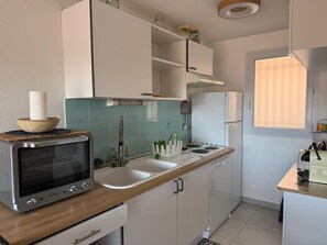 Fridge, microwave, stovetop, dishwasher - T3 Apartment in Banyuls-sur-Mer, near the beach (Unknown)