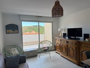 TV - T3 Apartment in Banyuls-sur-Mer, near the beach (Unknown)