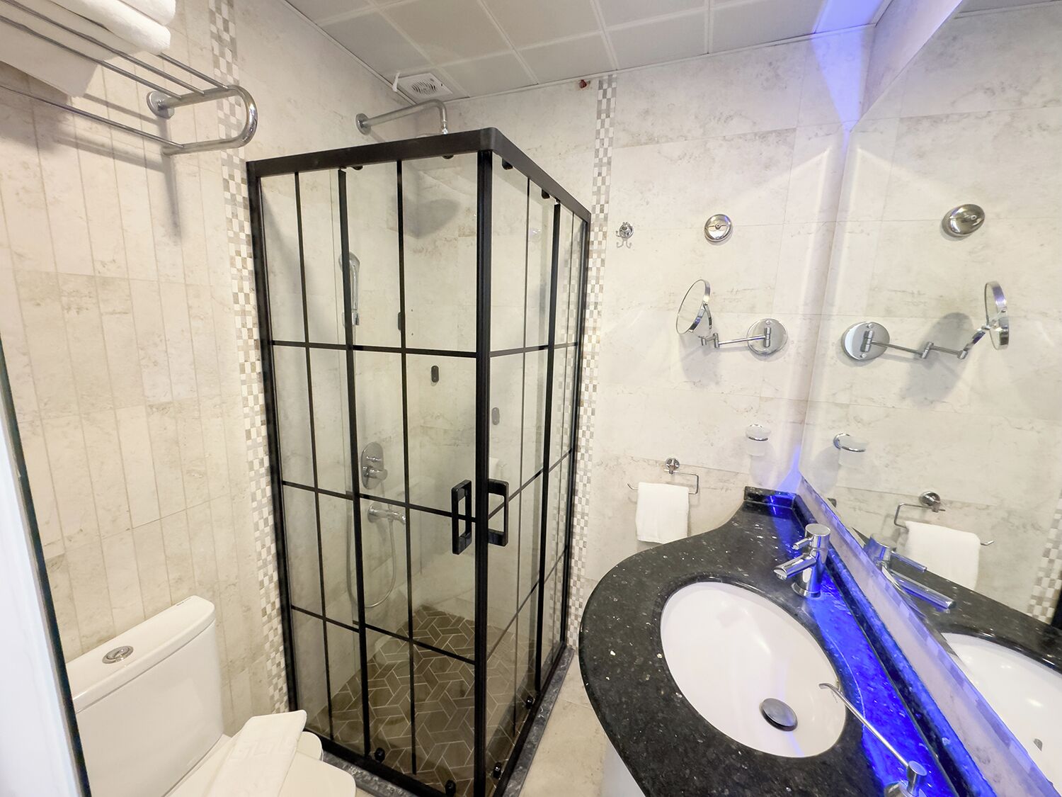 ฝักบัว, ไดร์เป่าผม, ผ้าเช็ดตัว, สบู่