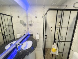 Ducha, secador de pelo, toallas, jabón