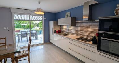 Maison rénovée au bord de la SaÎne avec terrasse et jardin