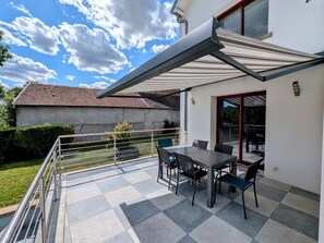 تناول الطعام بالخارج