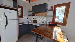 Køleskab, ovn, kaffe-/temaskine, elkedel