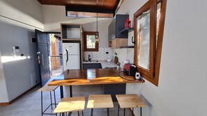 Fridge, oven, coffee/tea maker, electric kettle