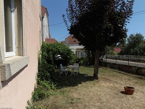 Outdoor dining - Family cottage for 6 with games room and billiards (Anchenoncourt-et-Chazel)