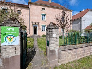 Un edificio residencial con un cartel que indica que es un Gîte en Haute-Saône, Francia.
