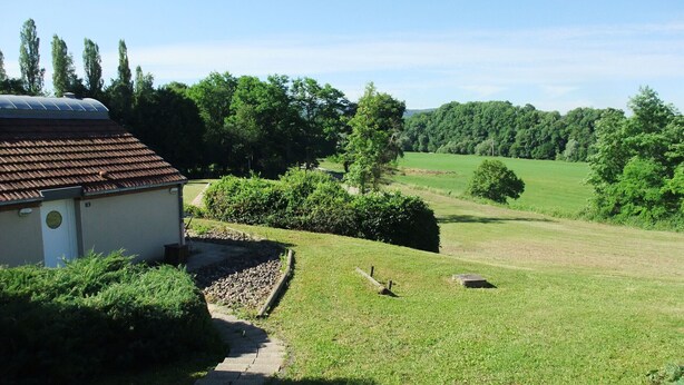 A rural property with a small house, a stone pathway, and a grassy field. - Comfortable Pavilion in the Ognon Valley (Larians-et-Munans)
