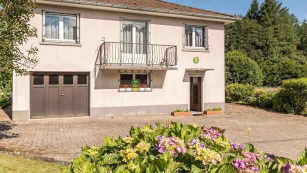 A two-story house with a balcony, a garage, and a garden with flowers. - Charming quiet pavilion, ideal for families or friends near the Vosges (Champagney)
